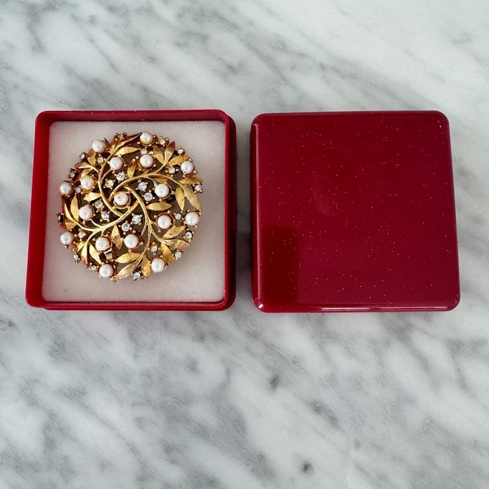 Elegant Gold and Pearl Brooch